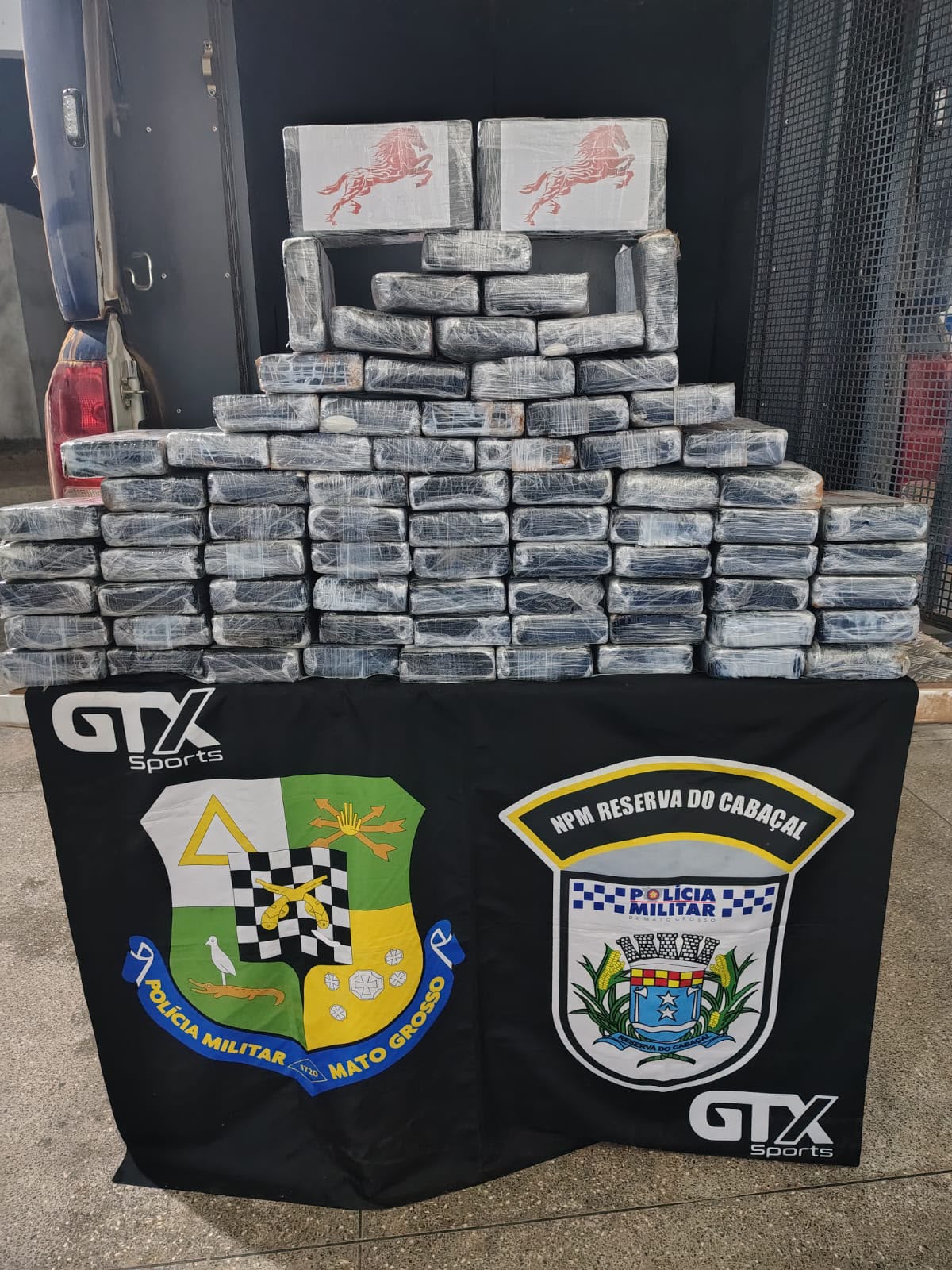 Polícia encontra avião carregado com cocaína e dois corpos em área rural de MT