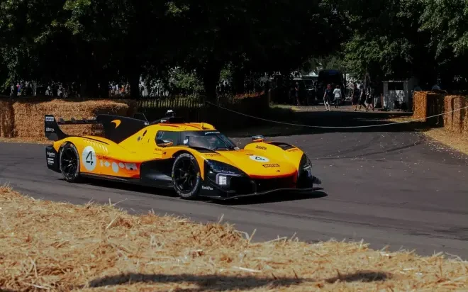 Lando Norris sofre acidente com histórico MP4/13 da McLaren em Goodwood