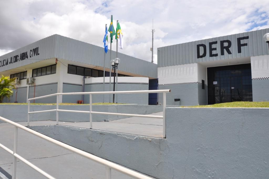 Homem é preso por furtar bags e capacetes de entregadores em shopping de Cuiabá