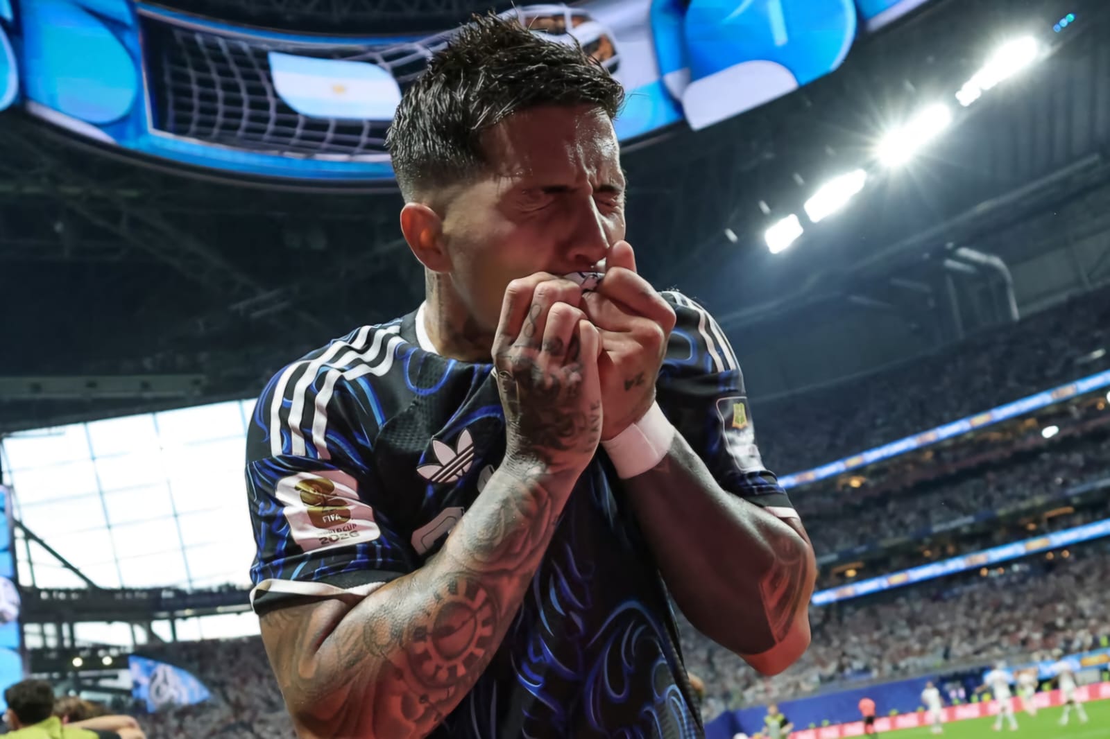 Argentina bate Inglaterra com virada épica e vai à final da Copa