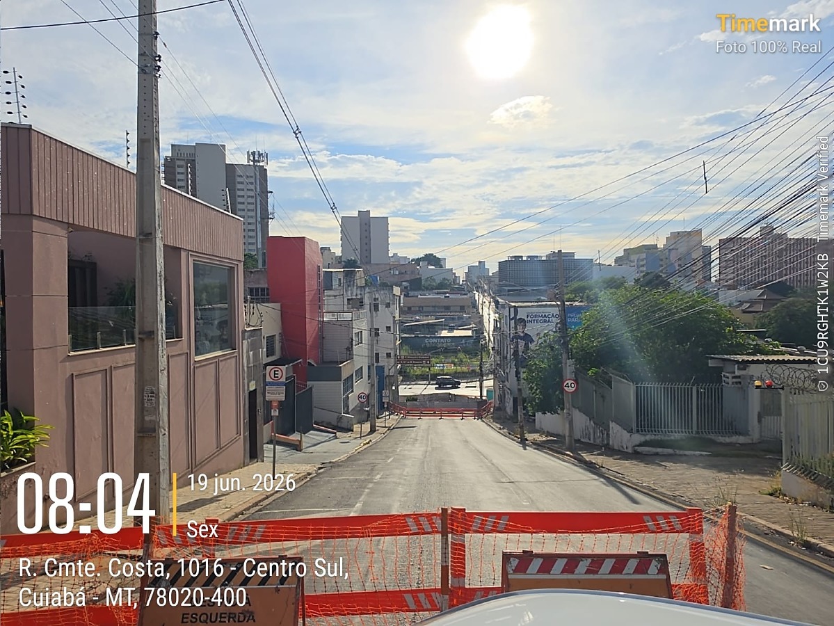 Obras na rede de esgoto mantêm interdição da Rua Comandante Costa até domingo