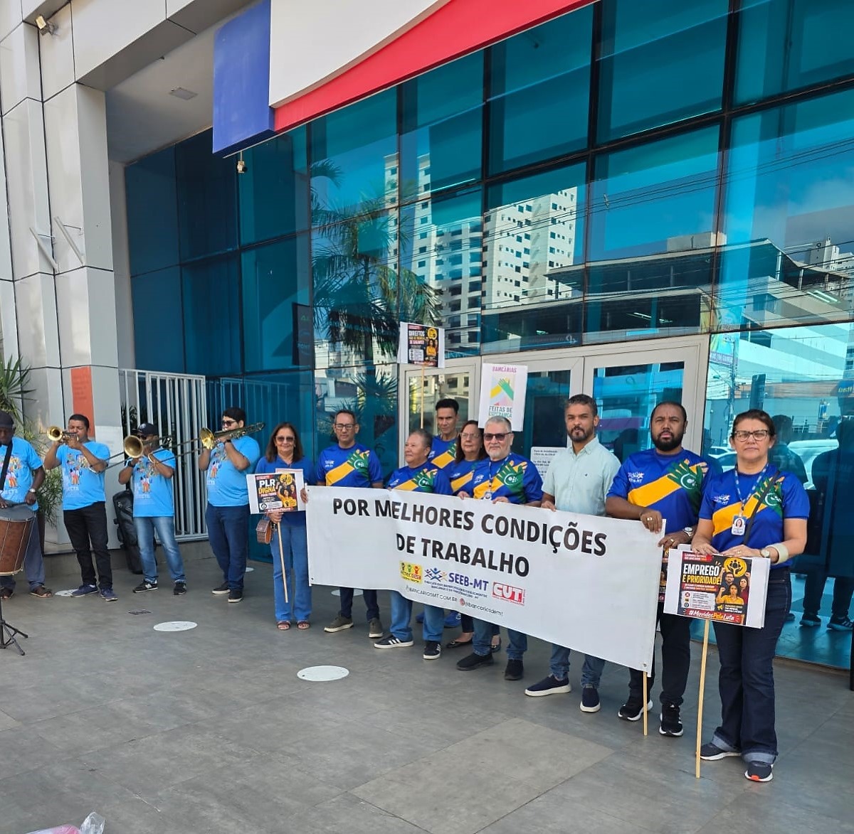 Bancários protestam na Avenida do CPA contra metas abusivas e "assédio por algoritmo"