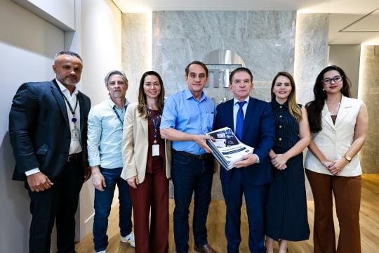 Sérgio Ricardo entrega relatório técnico à ALMT que reforça investigações da CPI da Saúde