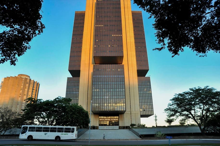 Déficit externo cai e investimento estrangeiro dispara no Brasil