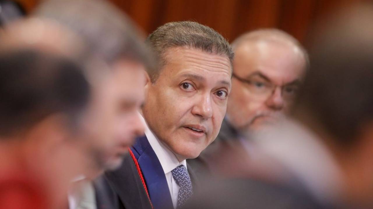 Nunes Marques manda Meta guardar dados de anúncios contra Flávio