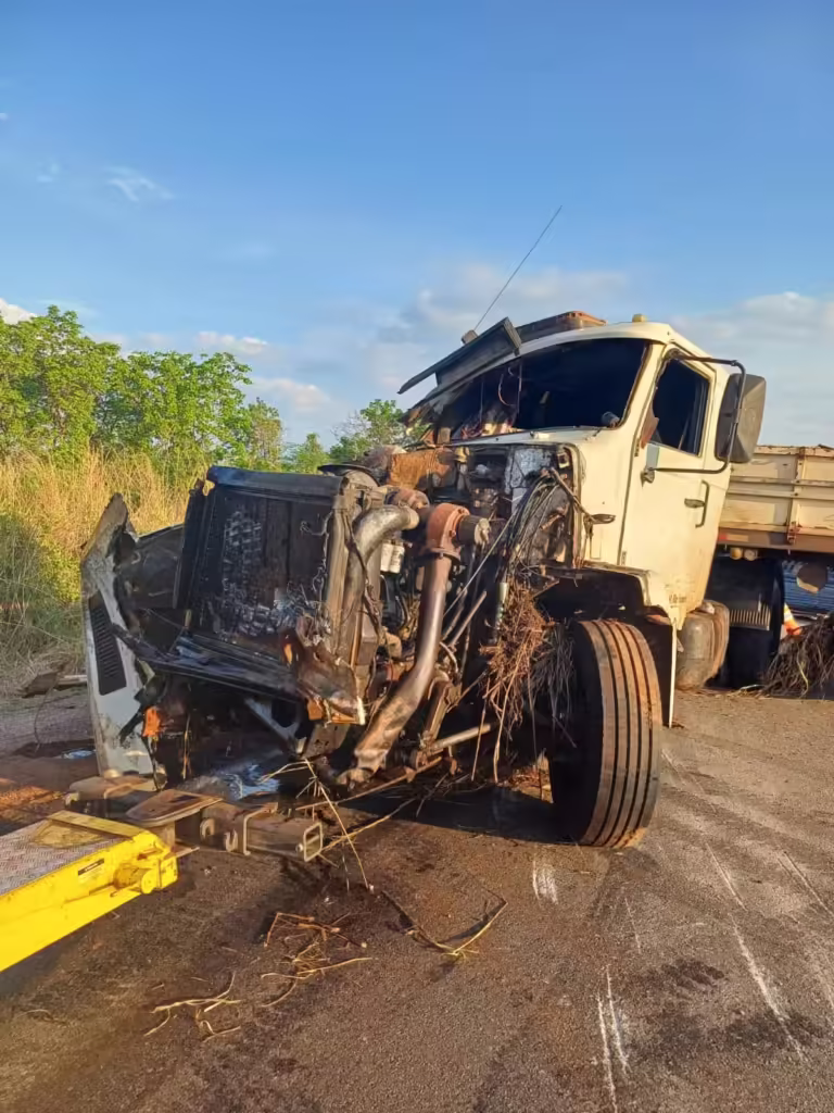 Acidente entre carreta e automóvel deixa 4 mortos em BR-364 em MT